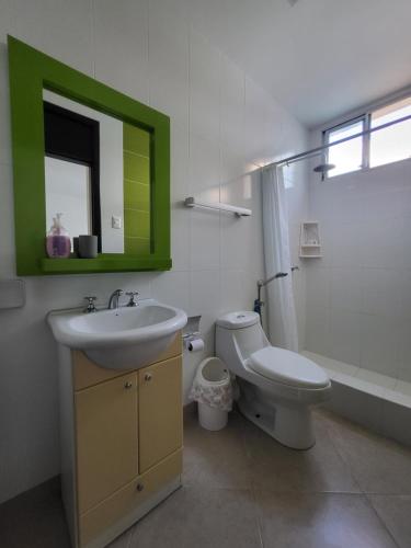 y baño con lavabo, aseo y espejo. en Suite Dptm BRISAMAR Playa Santa Marianita Manta, en Manta