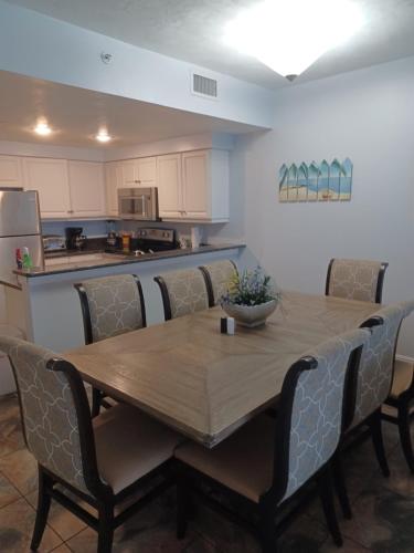 een eettafel met stoelen en een keuken bij Ocean Walk 3BR 911-89 in Daytona Beach