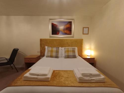 um quarto com uma cama com duas toalhas em QT em Gildingwells