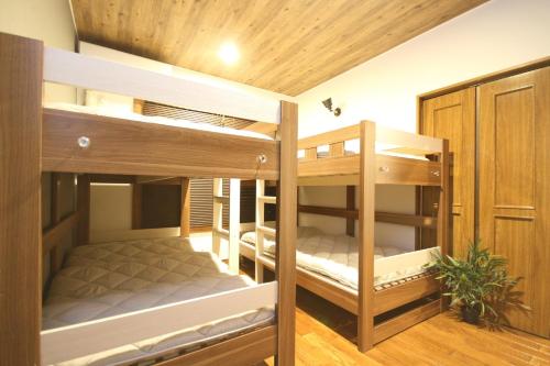 Cette chambre dispose de lits superposés et de 2 lits superposés. dans l'établissement Time Traveler Izu-Shuzenji Onsen - Vacation STAY 32421v, à Izu