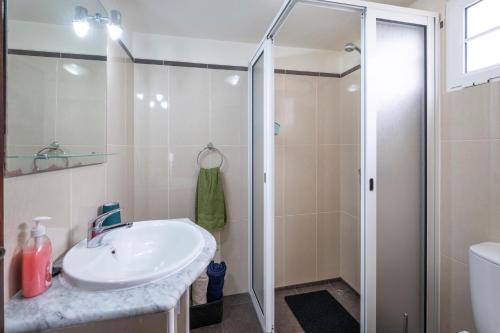 a bathroom with a sink and a shower at Casa da Vizinha in Ponta do Sol