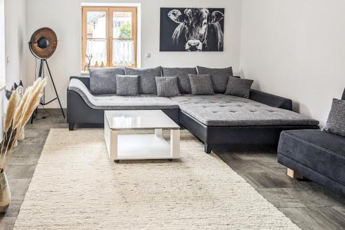 Allgäu-Genuss في هالبليخ: غرفة معيشة مع أريكة وطاولة