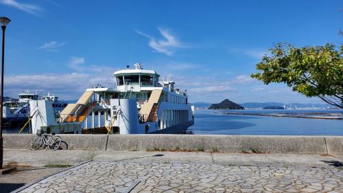una grande barca è ormeggiata in acqua di KIRIKUSHI COASTAL VILLAGE - Vacation STAY 37273v a Kure