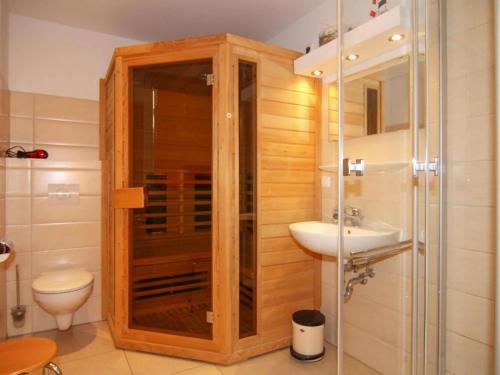 a bathroom with a shower and a toilet and a sink at Doppelhaushälfte Dünenrose, Glowe in Glowe