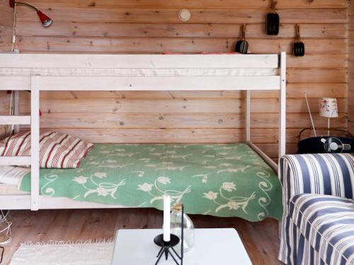 1 Schlafzimmer mit 2 Etagenbetten und einem Tisch in der Unterkunft Holiday home LAHOLM IX in Laholm