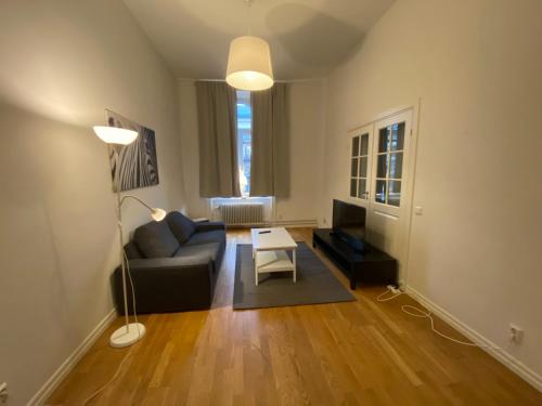 un soggiorno con divano e tavolo di Home Inn KHT15 a Stoccolma