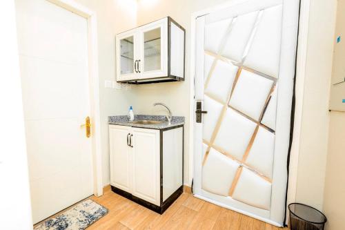 Kitchen o kitchenette sa استديو أنيق وواسع بدخول ذاتي
