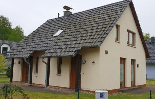 een huis met een metalen dak bij Karlshagen, Ferienhaus am Hasenwinkel in Ostseebad Karlshagen