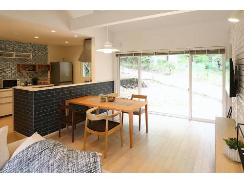 een keuken en eetkamer met een tafel en stoelen bij Class Vesso Tateshina - Vacation STAY 51972v in Chino