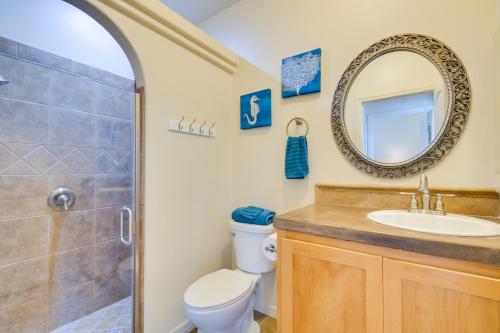 La salle de bains est pourvue de toilettes, d'un lavabo et d'un miroir. dans l'établissement Bright Cottage with Pool and Spa - 5 Mi to Lake Havasu, à Lake Havasu City