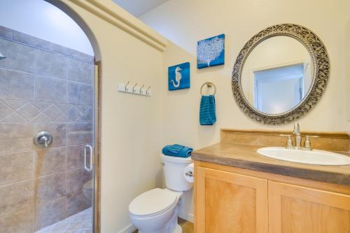 Ένα μπάνιο στο 5 Mi to Lake Havasu Bright Cottage with Fire Pit!