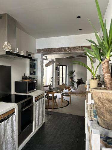 une cuisine et un salon avec une table et des chaises dans l'établissement Le Patio, à Uzès