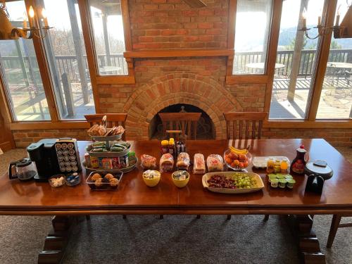 une table contenant de nombreux types de denrées alimentaires différents dans l'établissement Bent Mountain Lodge, à Roanoke