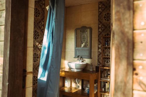 bagno con lavandino e specchio di La Veleta Cádiz a Cadice