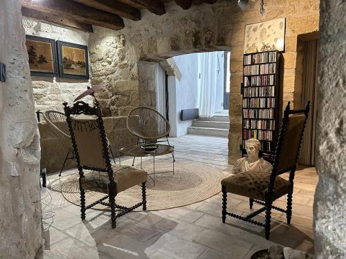 une chambre avec des chaises et une statue de femme dans l'établissement Le Patio, à Uzès