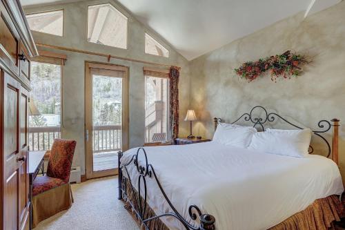 ein Schlafzimmer mit einem großen Bett und einem Fenster in der Unterkunft Elkhorn Lodge in Avon