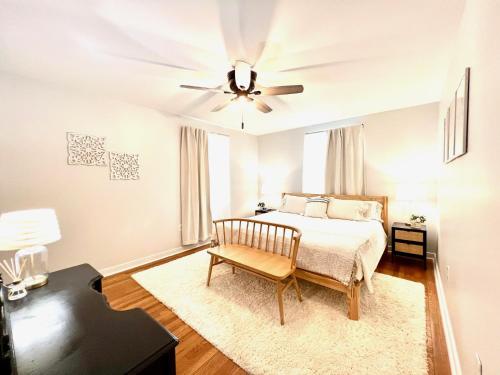Ένα ή περισσότερα κρεβάτια σε δωμάτιο στο Crieff Cottage Serene Stay With Outdoor Lounge