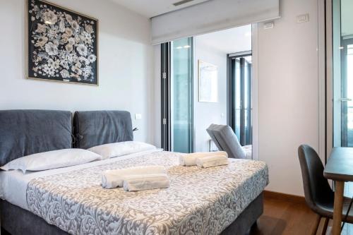ein Schlafzimmer mit einem Bett mit zwei Handtüchern darauf in der Unterkunft EuroSky Roma Eur in Rom