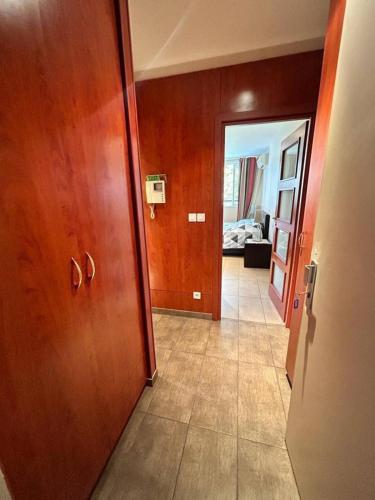 un pasillo con una puerta que conduce a una habitación en Carnot, en Cannes