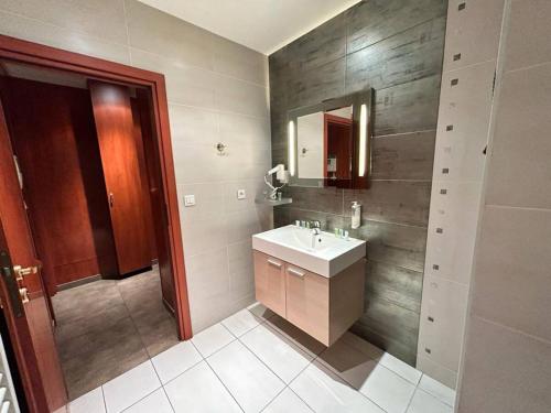 une salle de bains avec un lavabo et un miroir dans l'établissement Carnot, à Cannes