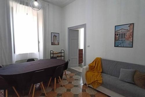 - un salon avec une table et un canapé dans l'établissement Rome - Termini House, à Rome