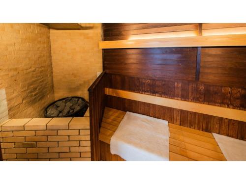 uma sauna com duas camas num quarto em Old England Dogo Yamanote Hotel - Vacation STAY 76375v em Matsuyama