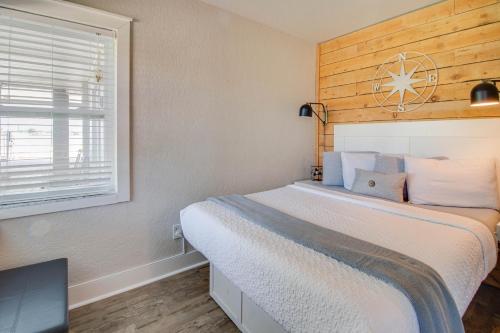 - une chambre avec un lit, une fenêtre et une télévision dans l'établissement 107-Dog Friendly-Waterfront-Walk to beach, à St. Pete Beach