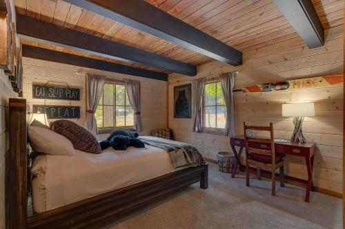 - une chambre avec un lit et un bureau dans l'établissement Lazy Bear, à Tahoe City