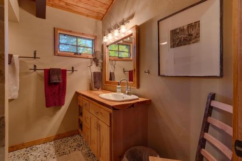 La salle de bains est pourvue d'un lavabo et d'un miroir. dans l'établissement Lazy Bear, à Tahoe City