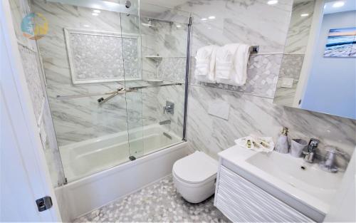 een badkamer met een douche, een toilet en een wastafel bij Luxury Beach Resort - HORA RENTALS in Miami Beach