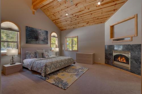 1 dormitorio con 1 cama y chimenea en Matterhorn at Tahoe Donner 3000 Sqft 4 BR with Private Hot Tub and HOA Pool, Gym and Beach Access en Truckee