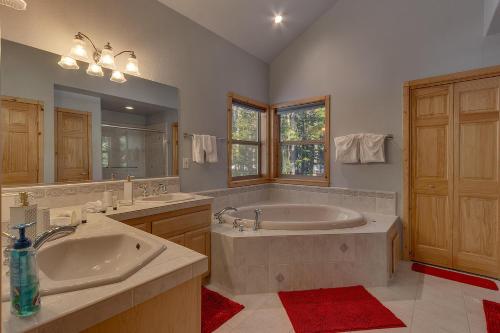 Kupatilo u objektu Matterhorn at Tahoe Donner 3000 Sqft 4 BR with Private Hot Tub and HOA Pool, Gym and Beach Access