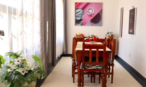 een eetkamer met een tafel en 2 stoelen bij Imani House in Malindi