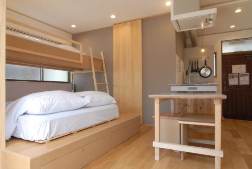 1 dormitorio con litera y mesa en futaba heights - Vacation STAY 15415, en Tokio