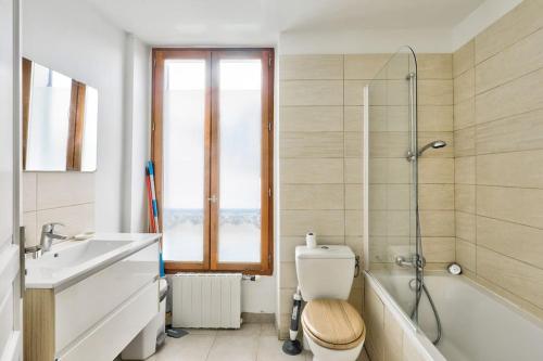 y baño con aseo, lavabo y ducha. en Charmant appartement T3 avec joli balcon terrasse, en Créteil