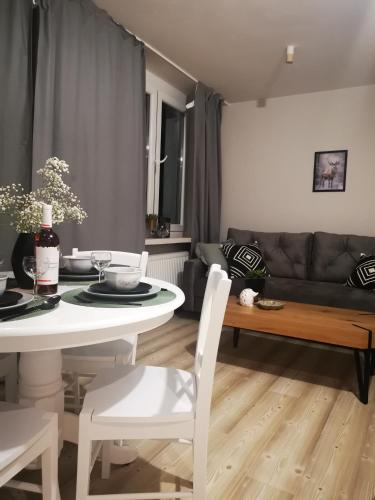 a living room with a table and a couch at Czwarte Piętro in Zamość
