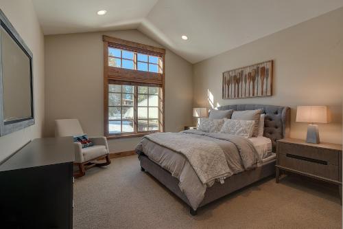une chambre avec un lit, un bureau et une fenêtre dans l'établissement Mountain Majesty at Grays Crossing - Luxury 4BR 4BA w Private Hot Tub, à Truckee