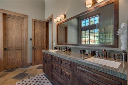 een badkamer met 2 wastafels en een grote spiegel bij Mountain Majesty at Grays Crossing - Luxury 4BR 4BA w Private Hot Tub in Truckee