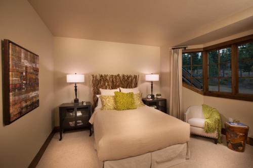 - une chambre avec un lit, une chaise et une fenêtre dans l'établissement Mountainside - Luxury Northstar Ski-in Ski-Out - Swimming Pool and Gym!, à Truckee