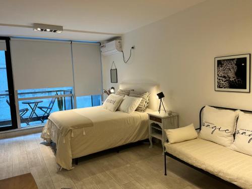 sypialnia z 2 łóżkami i kanapą w obiekcie Madero City Buenos Aires w BuenosAires