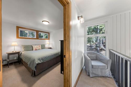 1 dormitorio con 1 cama, 1 silla y 1 ventana en Ellis Peak Retreat - Hot Tub, Wood Fireplace, Close to Tahoe City & Dining, en Tahoe City