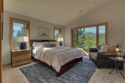 um quarto com uma cama, um sofá e janelas em Pinnacle Views at Tahoe Donner - 4BR, Hot Tub em Truckee