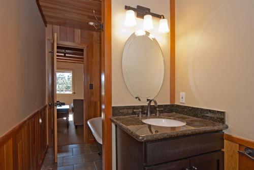 Phòng tắm tại Pioneer Lake View- 4BR Easy Walk to Town Private Hot Tub - Sleeps 11