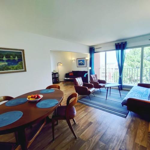 un salon avec une table et un canapé dans l'établissement Spacious apartment near the sea, à Arcachon