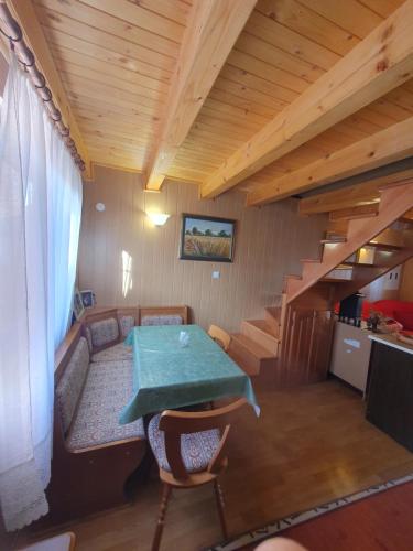 Billard dans l'établissement Chalet LENA & One Bedroom Apartment Lena