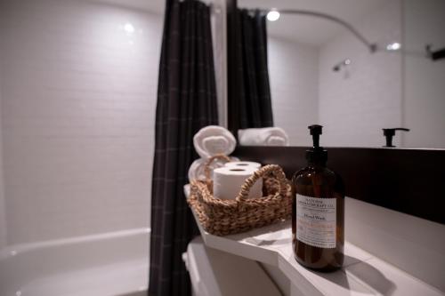 butelka wina na ladzie w łazience w obiekcie Amazing Lakemountain View 5min To Tremblant431 w mieście Mont-Tremblant