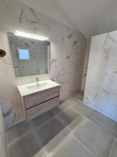 a bathroom with a sink and a mirror at Bonito triplex con increíbles vistas in Benidorm