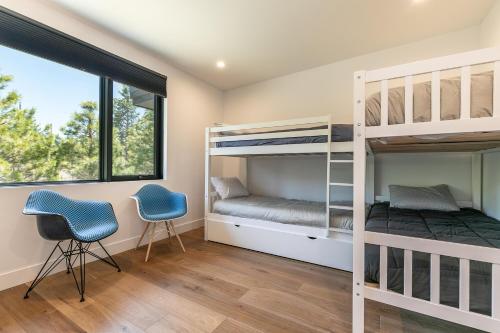 מיטה או מיטות קומותיים בחדר ב-Powder Run - Newly Built Palisades 3 Bedroom Townhome - Minutes to Village