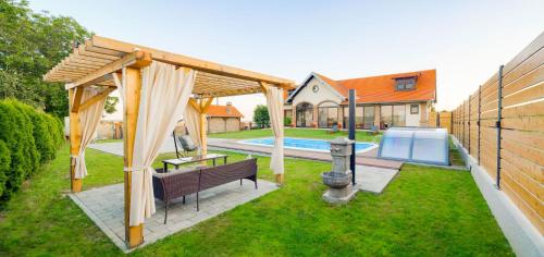 un cortile con gazebo e piscina di Villa Zora Karanac a Karanac