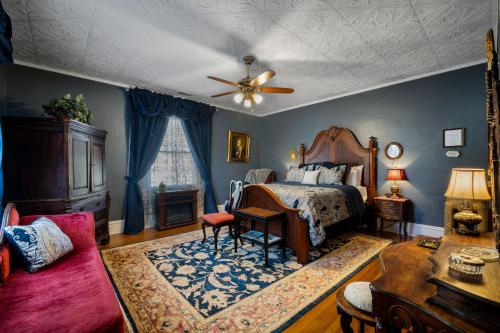 The Inn on Front Street في ستتسفيل: غرفة نوم بسرير ومروحة سقف
